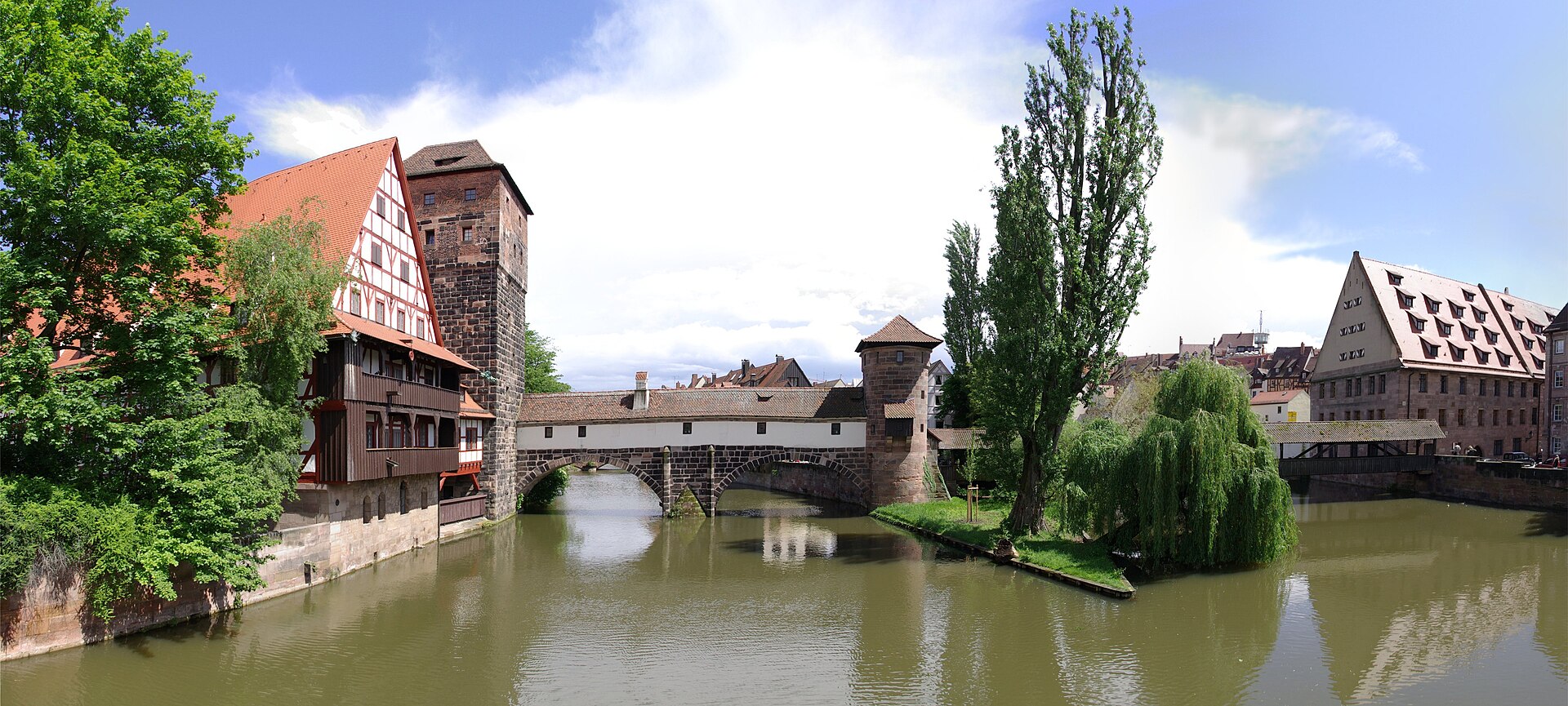 Nürnberger Altstadt mit Weinstadel und Henkersteg an der Pegnitz